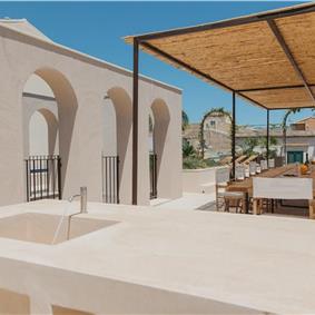 3 bedroom villa with heated pool in Noto, sleeps 6